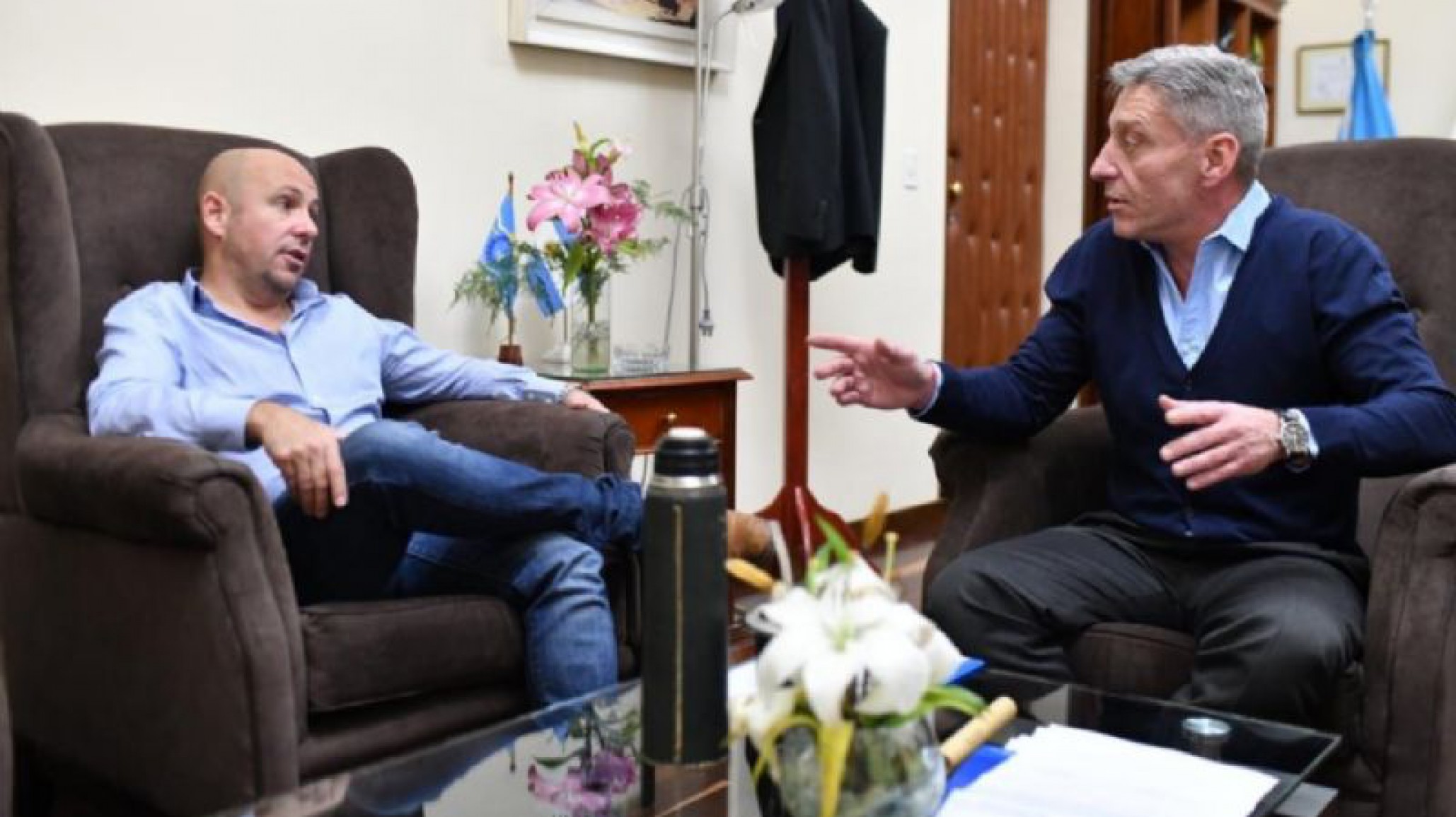 Sastre había dicho que no habría descuentos por los días de paro, pero ahora Arcioni dijo lo contrario