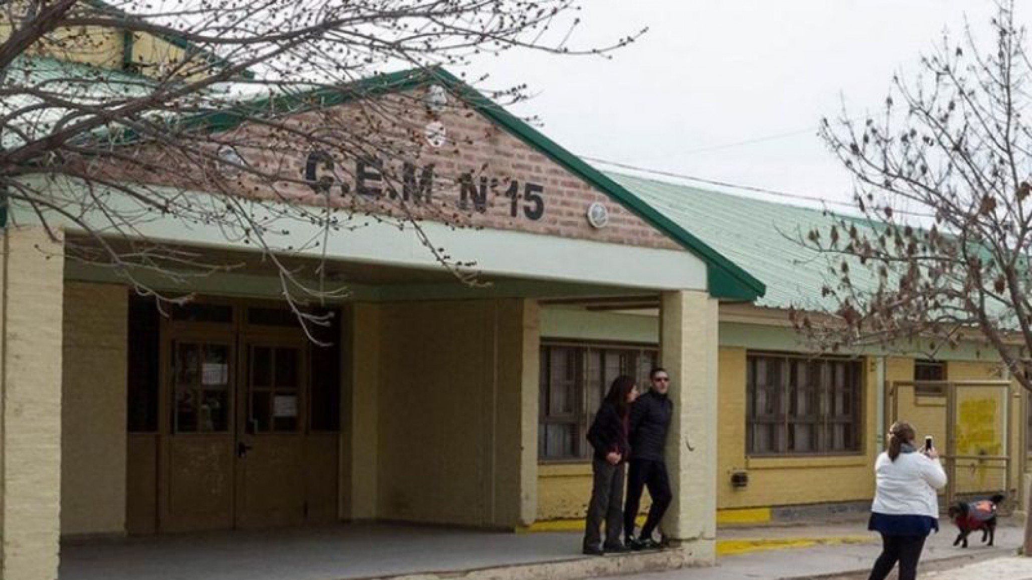 Quiso atacar a un compañero de colegio con un cuchillo y también agredió al director