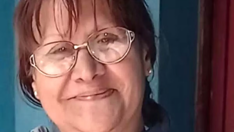 Hallaron a una mujer asesinada de más de 60 puñaladas y el hijo de 22 años está detenido