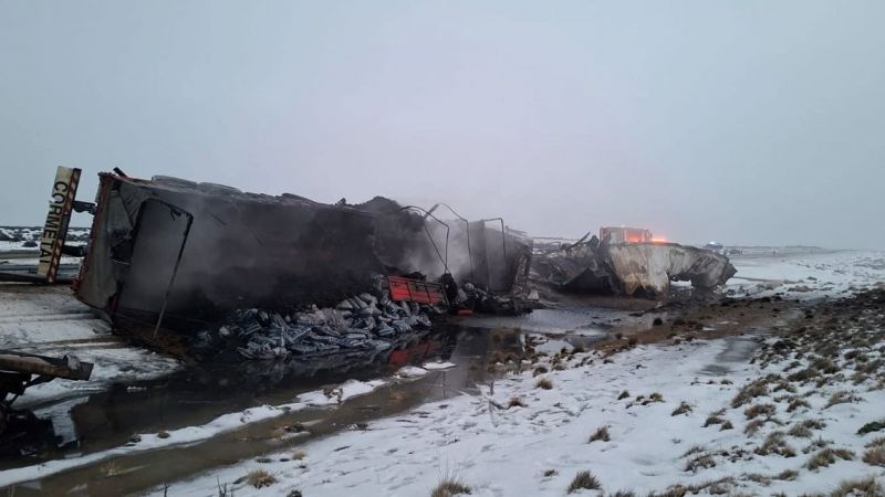 Brutal choque de camiones en Ruta 3 cerca de Río Gallegos: sobrevivieron de milagro tras un incendio total