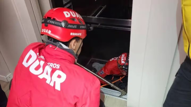 Tragedia en Córdoba: hallaron sin vida a un guardia atrapado en un ascensor