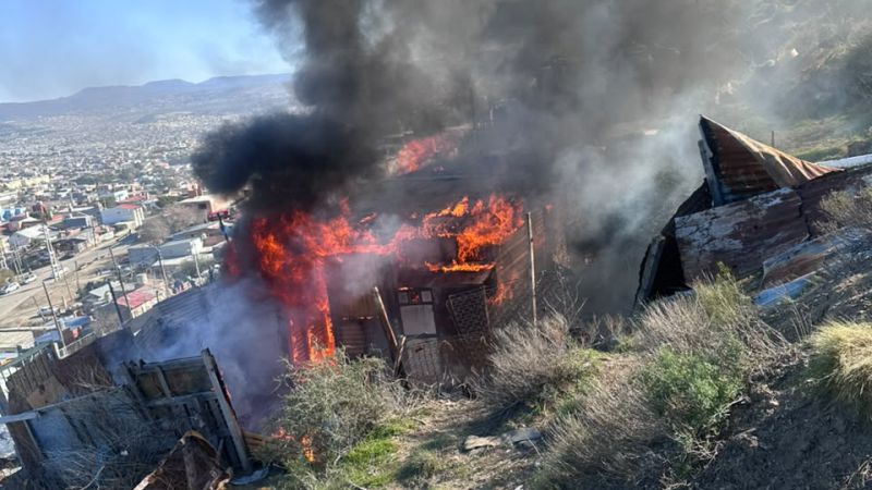 Comodoro: una casilla precaria quedó reducida a cenizas en un sector inaccesible para vehículos