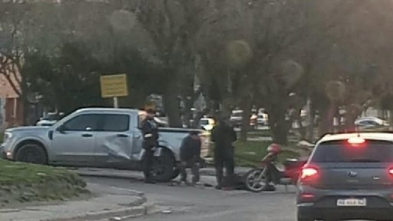 Una camioneta y una moto chocaron en Av. Rivadavia