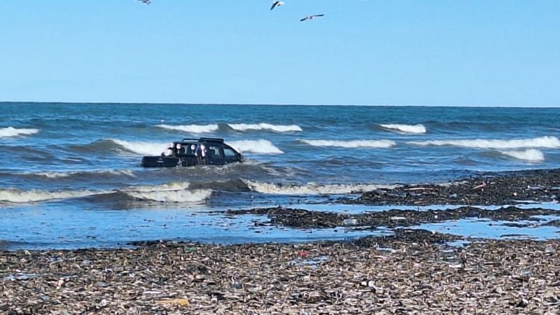 Comodoro: una camioneta quedó encajada en la playa del barrio Stella Maris y la marea la rodeó