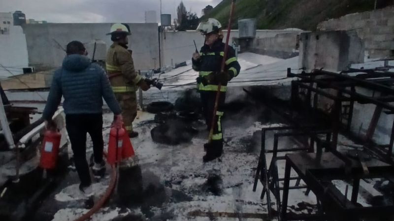 Bomberos sofocaron un incendio en el techo de una concesionaria de motos