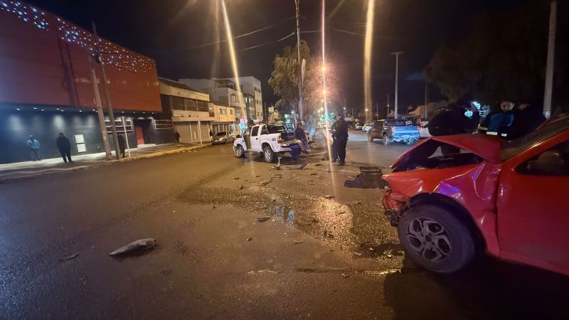 Choque entre un auto y una camioneta dejó a un policía hospitalizado
