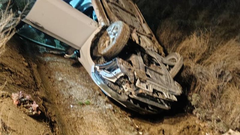 Un joven volcó con su auto camino a Roque González y fue trasladado al hospital
