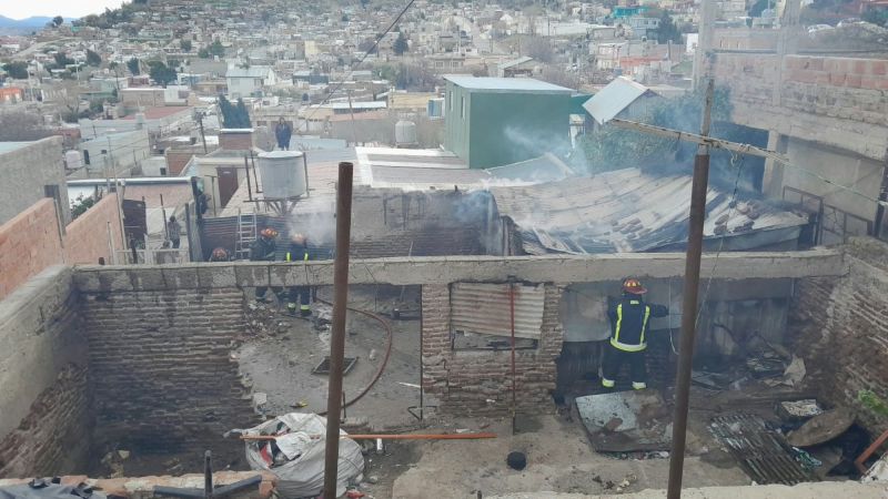 Incendio en una vivienda de Comodoro Rivadavia: Bomberos sofocaron las llamas y no hubo heridos