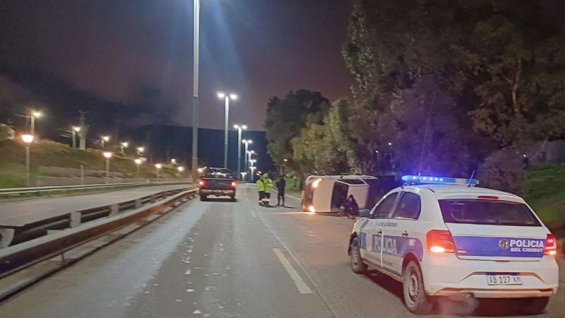 Una camioneta chocó contra el guardarraíl, volcó y terminó en la mano contraria de la Ruta 3