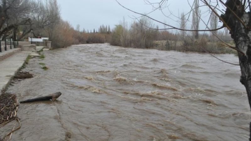 Alerta roja en Neuquén: desbordes, hospitales evacuados y rutas intransitables por un temporal extremo