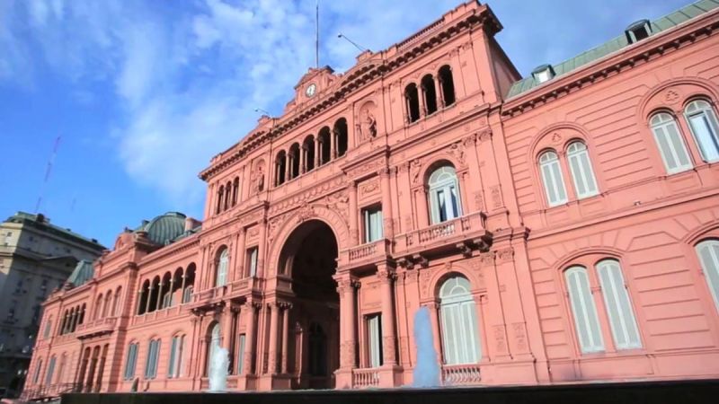 Operativo de urgencia: Una policía convulsionó en la Casa Rosada