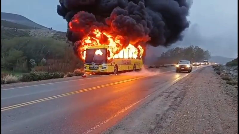 Comodoro: se incendió un colectivo que trasladaba trabajadores petroleros