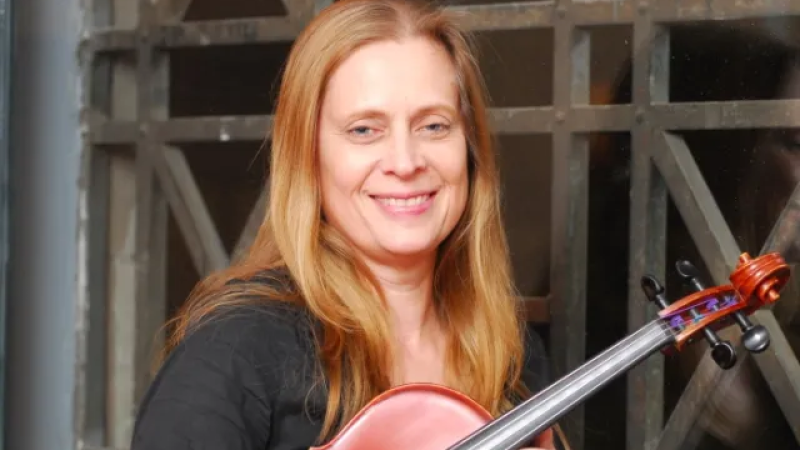 Murió una reconocida música tras caer 15 metros el micro en el que viajaba con una orquesta