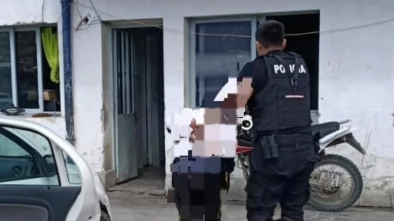 Entró a una librería, sustrajo varios elementos y lo atraparon a pocas cuadras