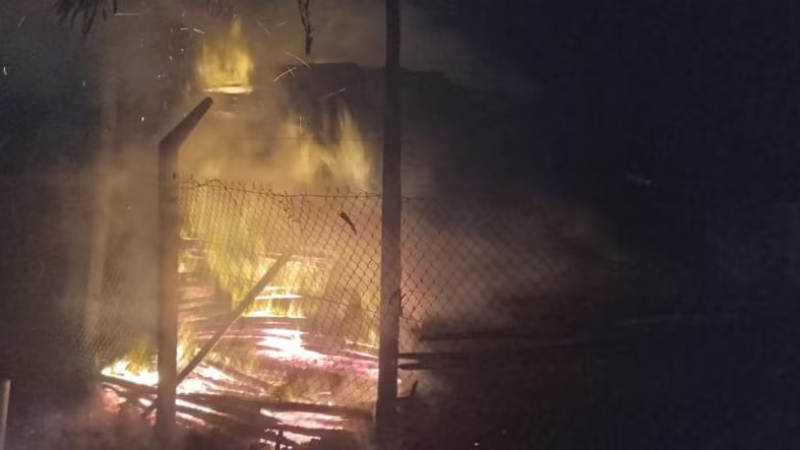 Una mujer embarazada escapó de un incendio que destruyó una maderera