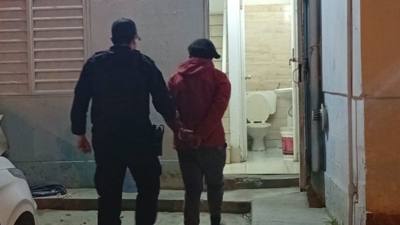 Lo vieron entrar a una casa de madrugada, llamaron a la Policía y terminó detenido