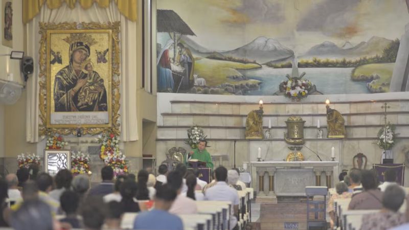 La muerte del sacerdote durante una misa abrió un debate por la viralización del video: "El morbo de la pantalla asfixia la empatía"