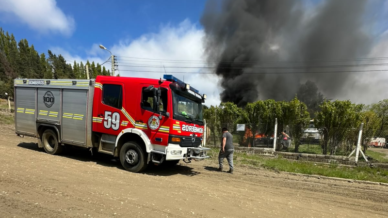 Un auto se incendió en Fracción 14 y quedó completamente destruido