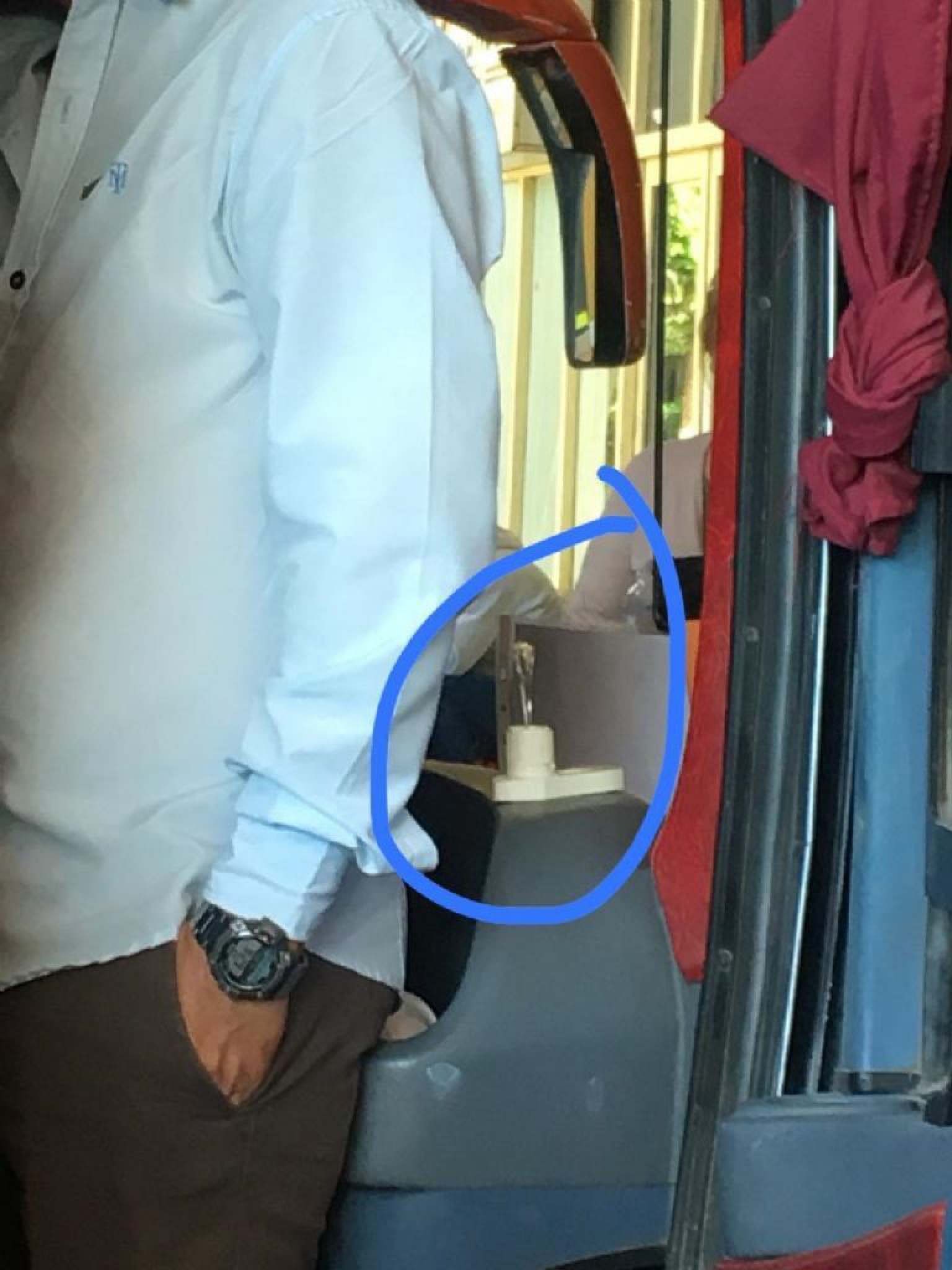 ¡Indignante! Positivo en cocaína para un chofer que trasladaba egresados de una escuela