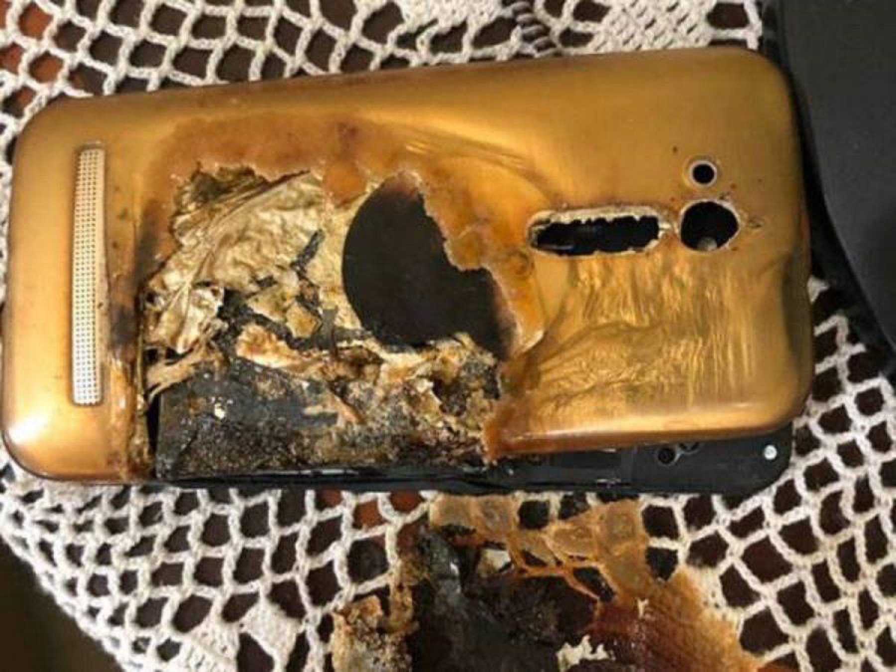 Jugaba con el celular mientras lo cargaba y casi provoca un incendio