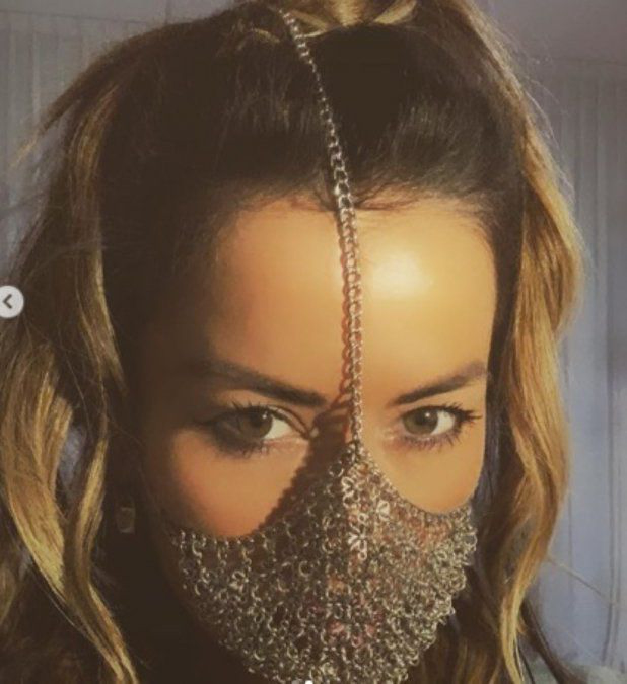 Karina Jelinek sorprendió con un baile en tanga y frente al espejo