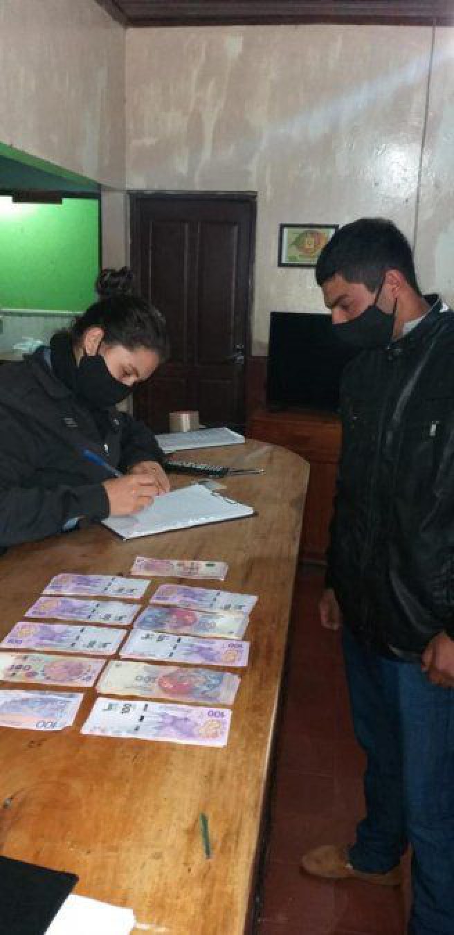 Policía honesta: agente encontró 10 mil pesos y los devolvió