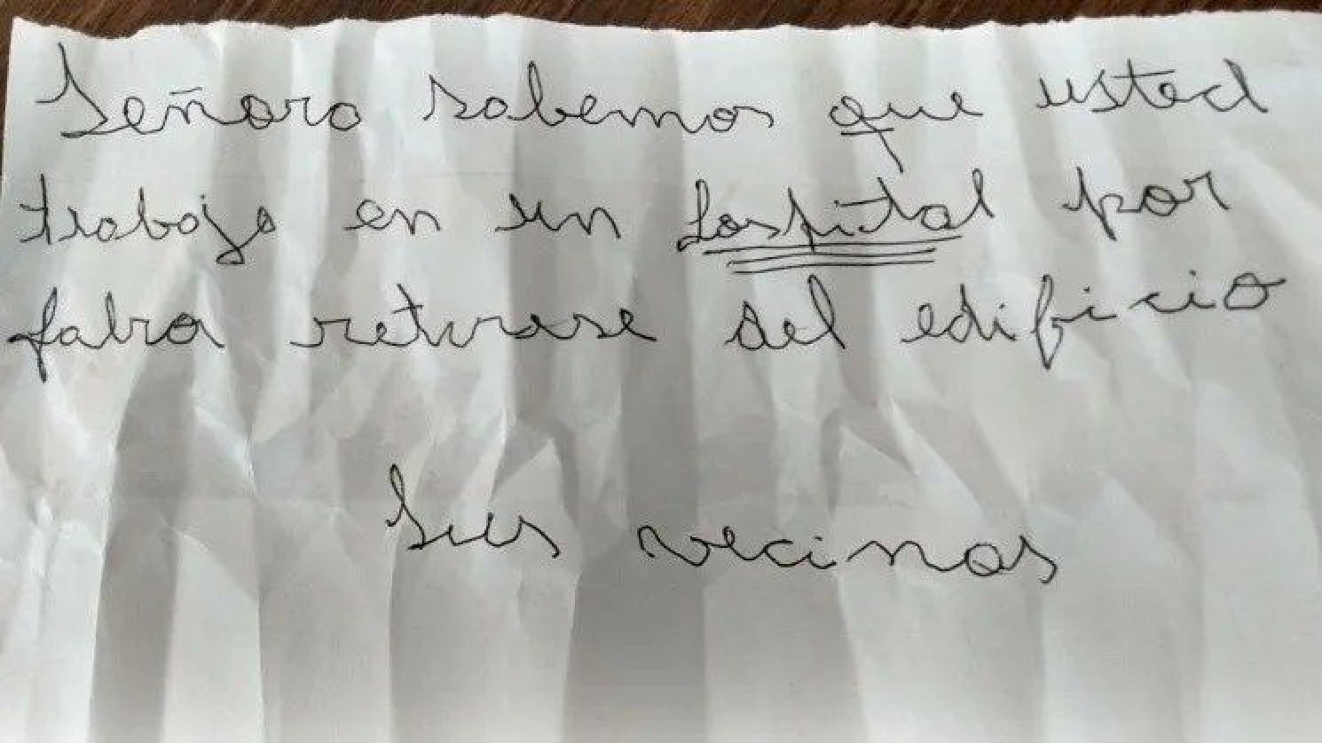 Vecinos pintan cruces negras en casa de enfermera para que se vaya del edificio