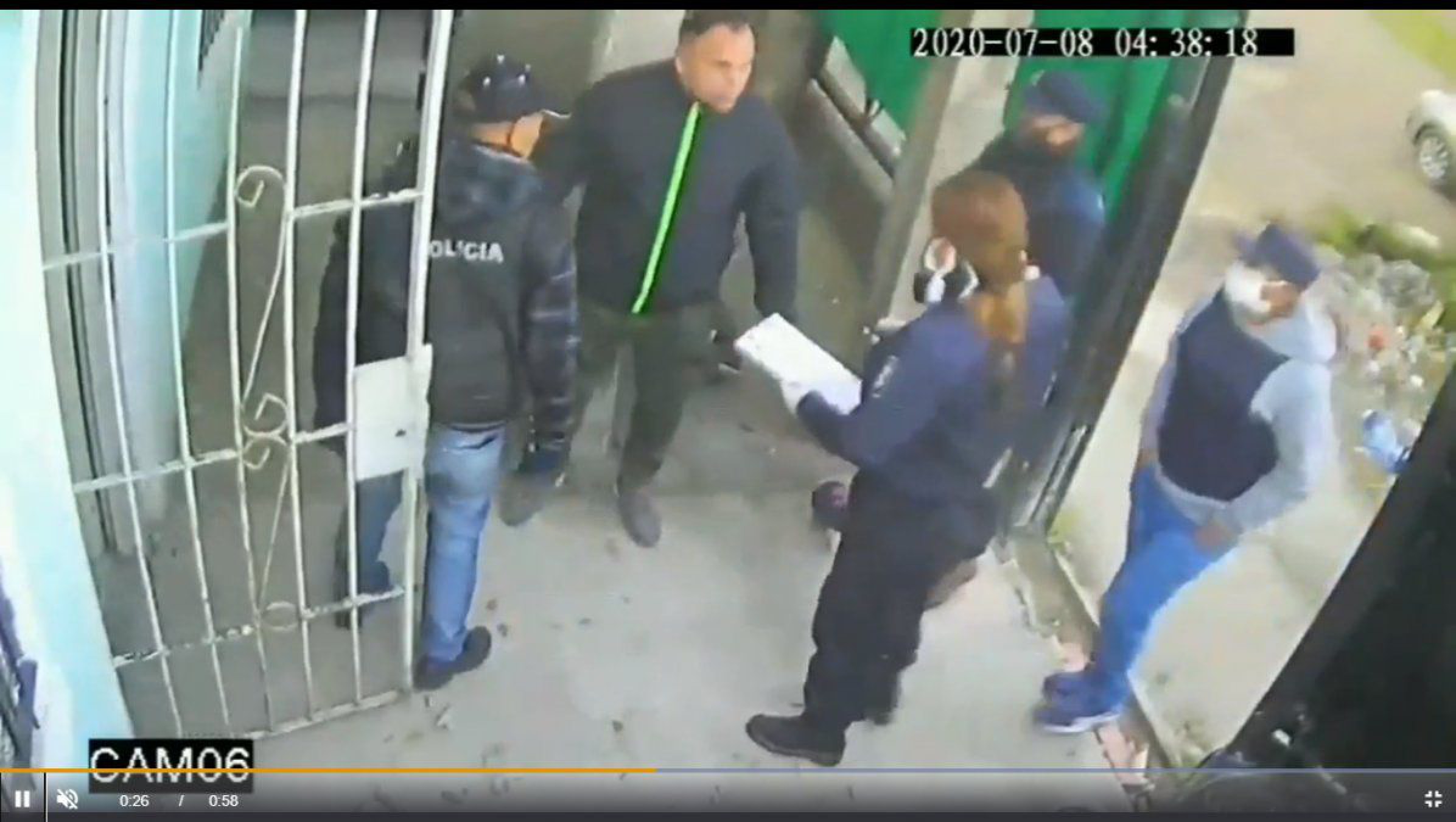 Disfrazados de policías, hicieron una entradera