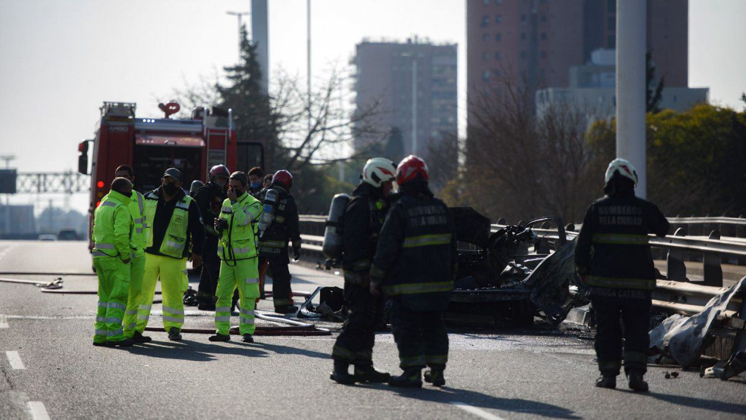 Video: Explotó un auto en un puente