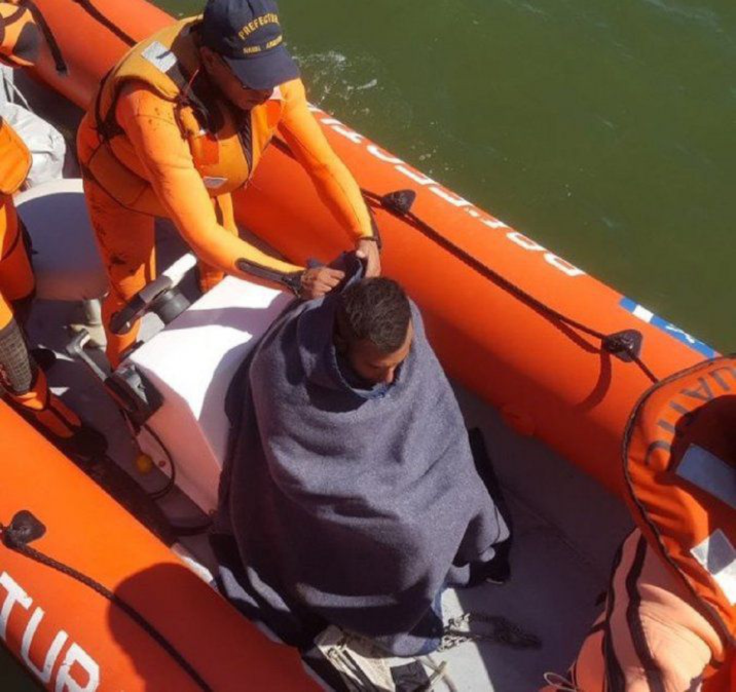 Prefectura rescató a tres kayakistas que eran arrastrados por el mar