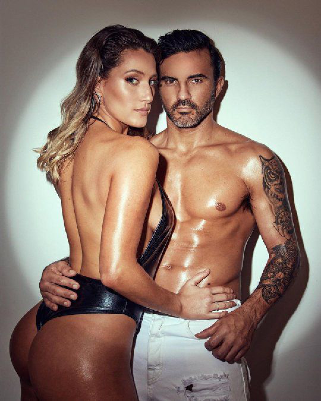 Mica Viciconte es furor en las redes con una foto desde la cama y en ropa interior roja ¡Para el infarto!