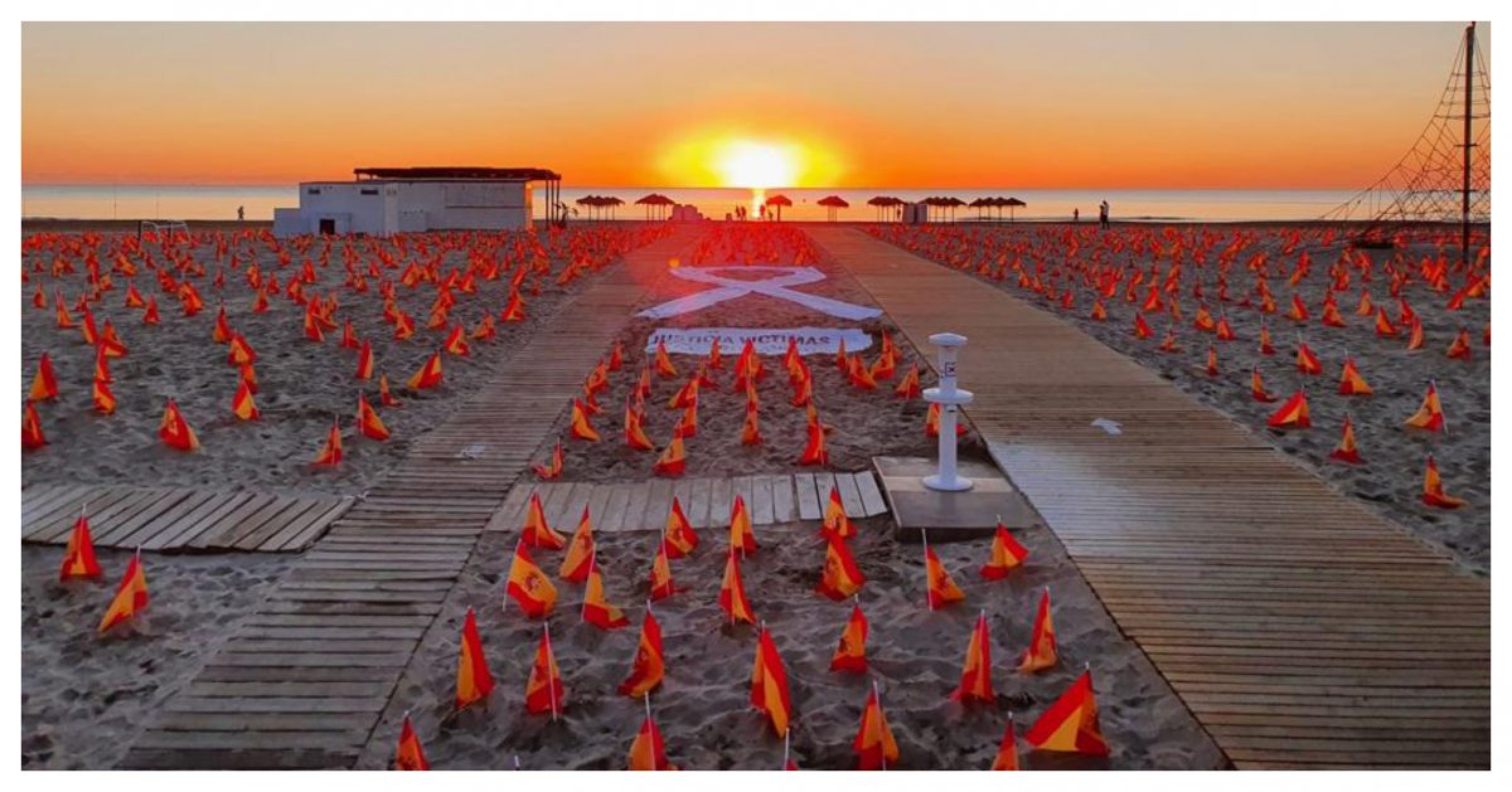 La costa de Mar Del Plata amaneció con más de 500 banderas en homenaje a las víctimas del Covid