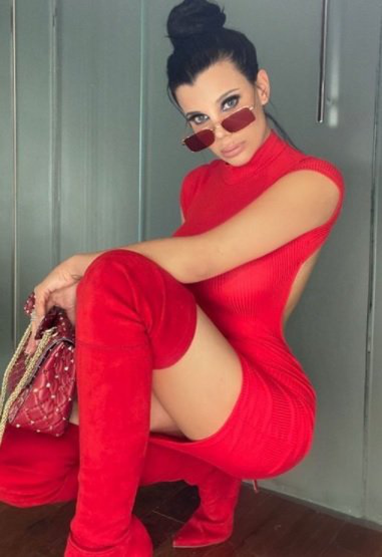 Charlotte Caniggia se mostró con un look rojo completo