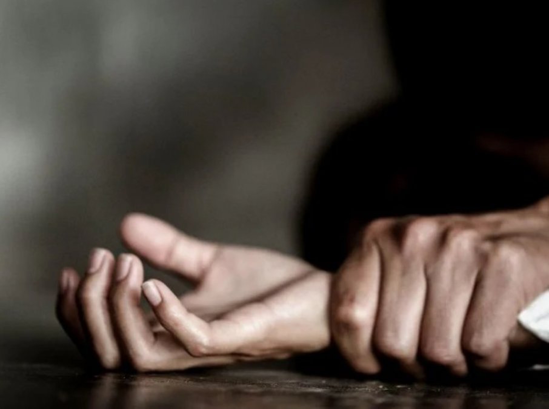 Horror: salió a buscar a su pareja que andaba merodeando por la cuadra y lo encontró abusando de una nena